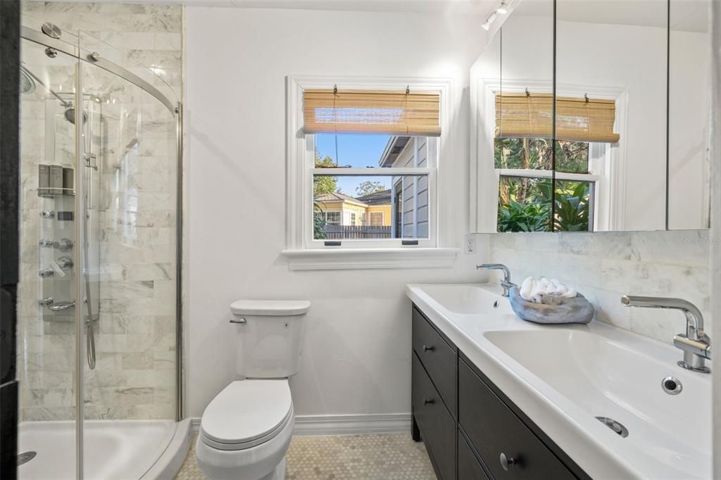 Active With Contract: $460,000 (2 beds, 1 baths, 868 Square Feet)