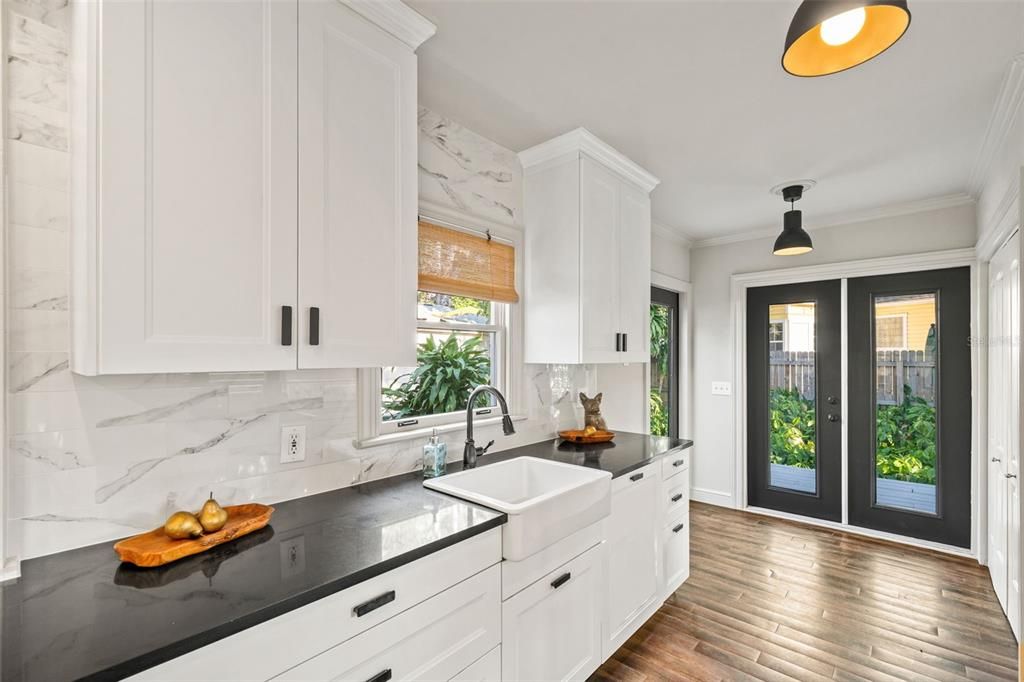 Active With Contract: $460,000 (2 beds, 1 baths, 868 Square Feet)