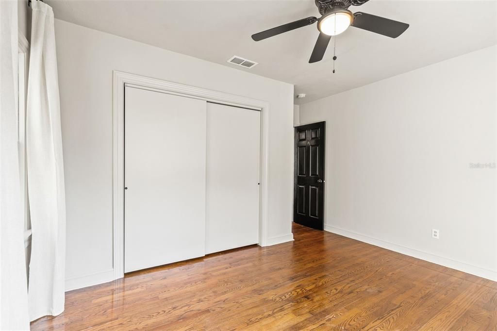 Active With Contract: $460,000 (2 beds, 1 baths, 868 Square Feet)