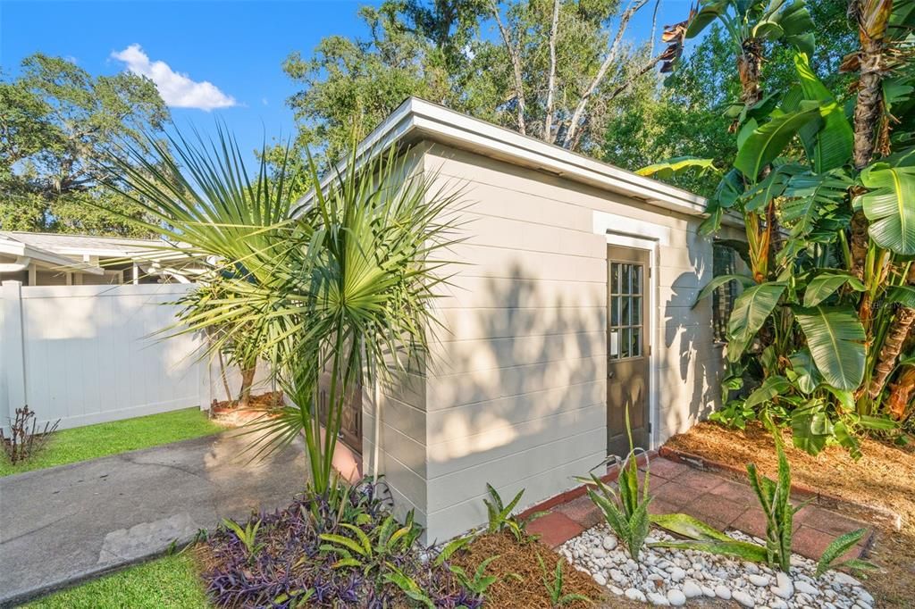 Active With Contract: $460,000 (2 beds, 1 baths, 868 Square Feet)