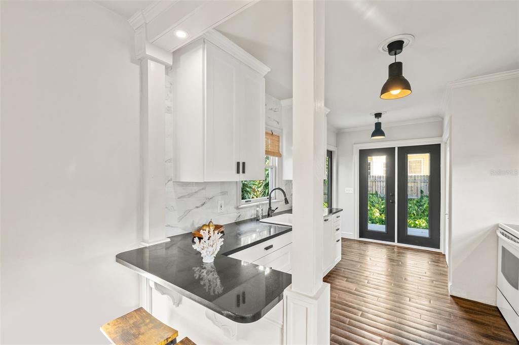 Active With Contract: $460,000 (2 beds, 1 baths, 868 Square Feet)