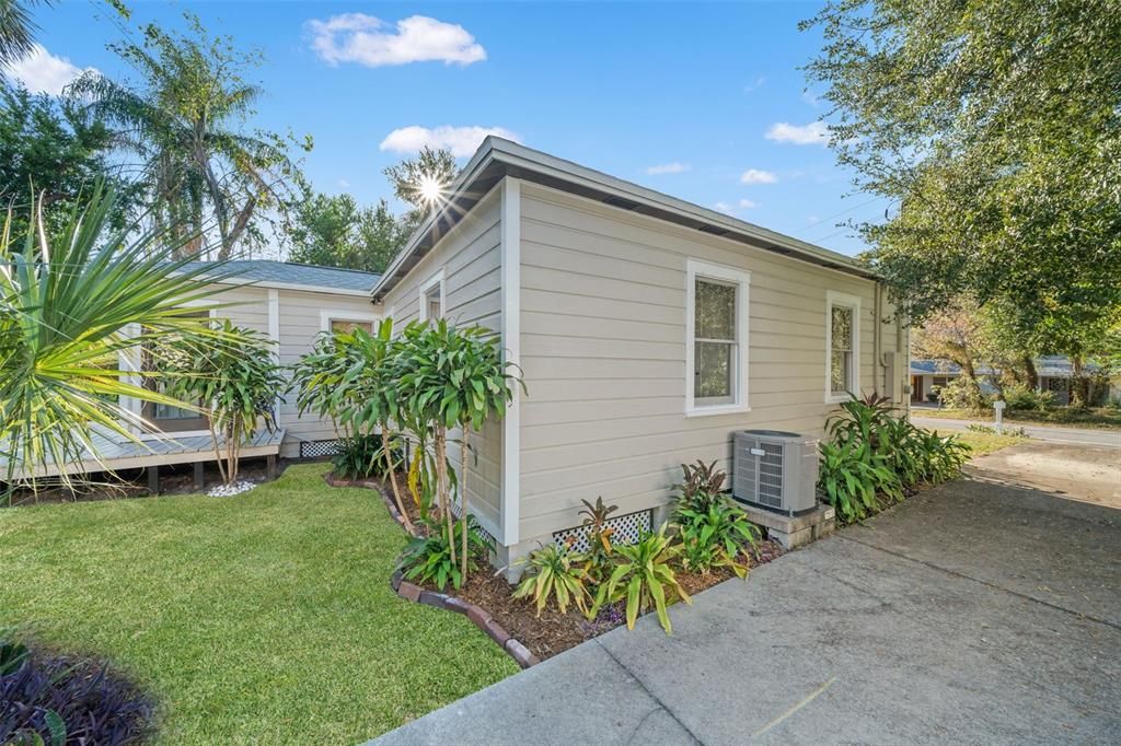 Active With Contract: $460,000 (2 beds, 1 baths, 868 Square Feet)