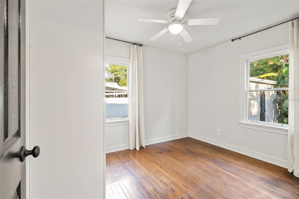 Active With Contract: $460,000 (2 beds, 1 baths, 868 Square Feet)