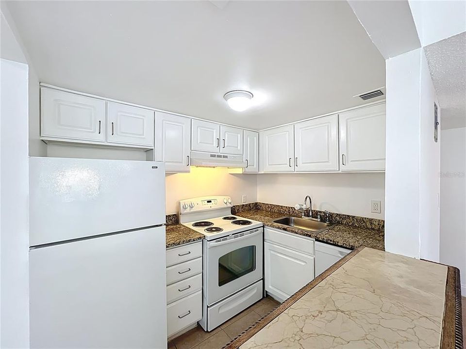 For Rent: $1,400 (2 beds, 1 baths, 850 Square Feet)