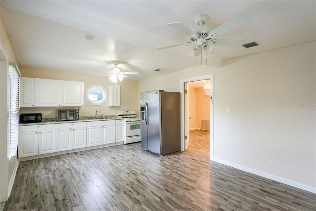For Rent: $1,200 (1 beds, 1 baths, 920 Square Feet)