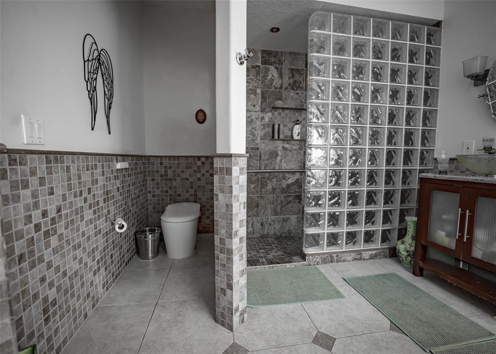 For Sale: $725,000 (6 beds, 3 baths, 3438 Square Feet)