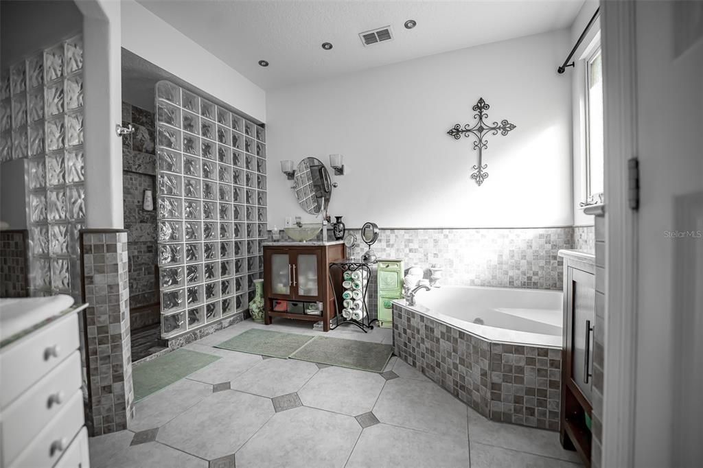 For Sale: $725,000 (6 beds, 3 baths, 3438 Square Feet)