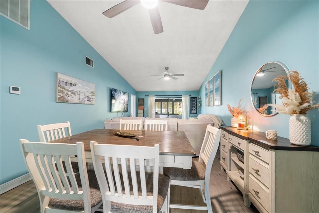 待售: $225,000 (2 贝兹, 2 浴室, 1020 平方英尺)