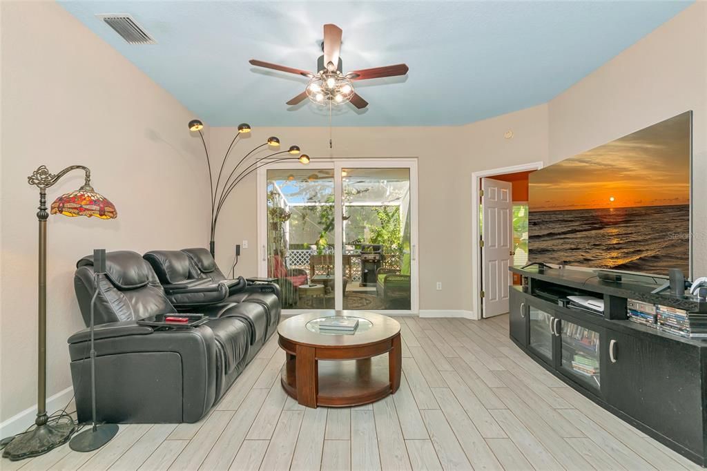 For Sale: $410,000 (3 beds, 2 baths, 1472 Square Feet)