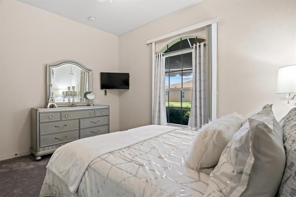 合同活跃: $289,900 (2 贝兹, 2 浴室, 1530 平方英尺)