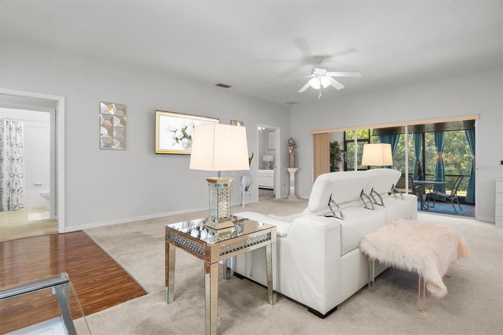 合同活跃: $289,900 (2 贝兹, 2 浴室, 1530 平方英尺)