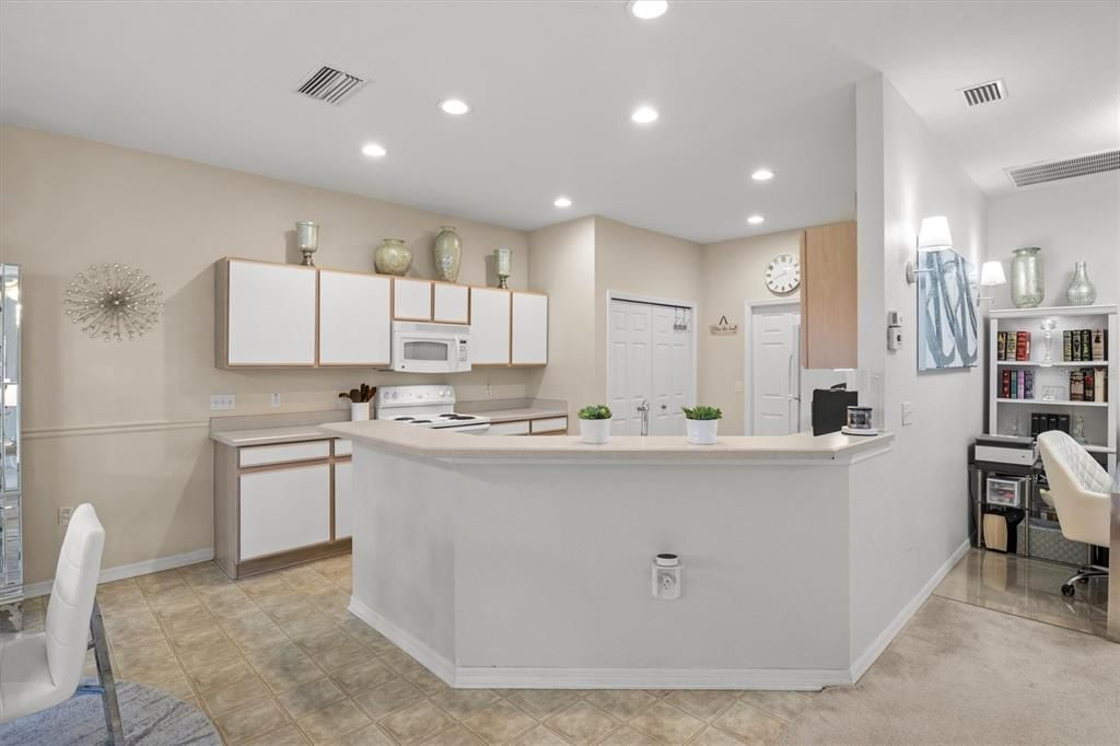 合同活跃: $289,900 (2 贝兹, 2 浴室, 1530 平方英尺)