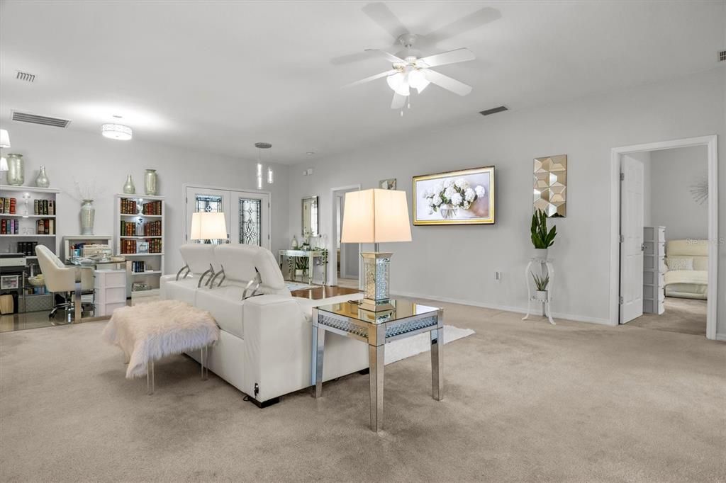 合同活跃: $289,900 (2 贝兹, 2 浴室, 1530 平方英尺)