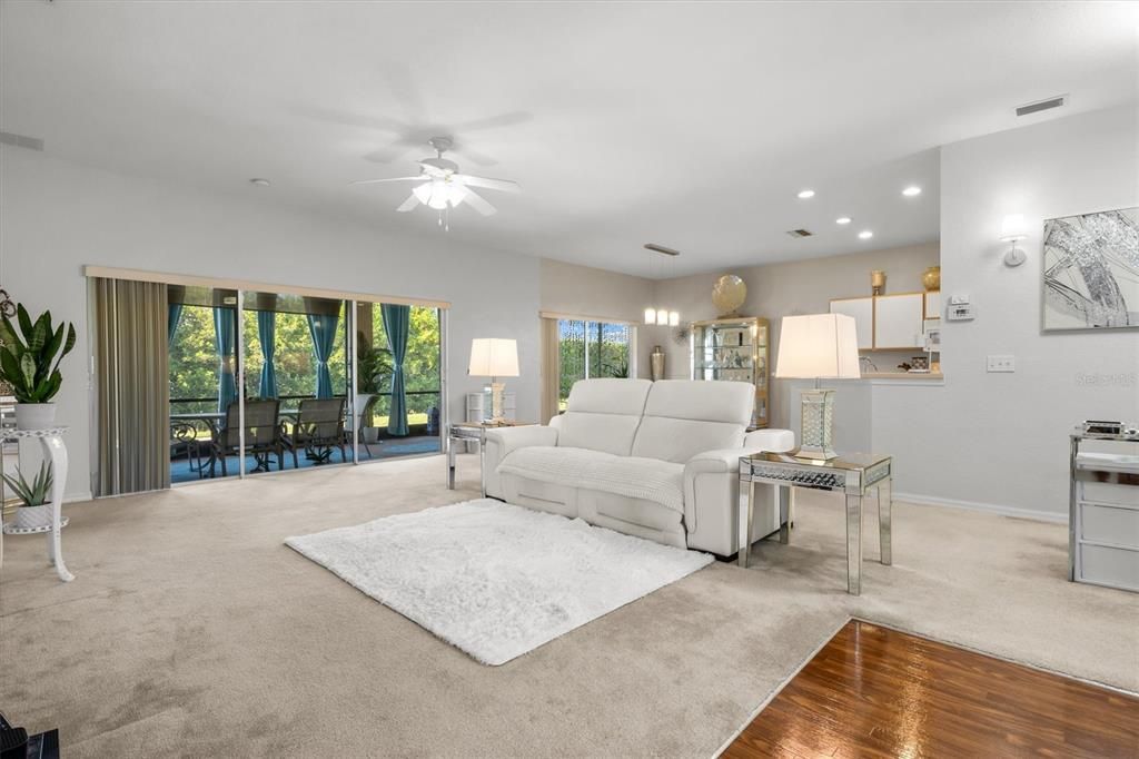 合同活跃: $289,900 (2 贝兹, 2 浴室, 1530 平方英尺)