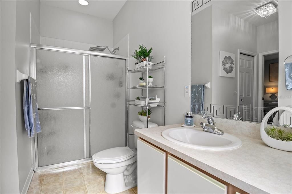 合同活跃: $289,900 (2 贝兹, 2 浴室, 1530 平方英尺)