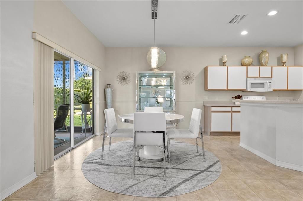 合同活跃: $289,900 (2 贝兹, 2 浴室, 1530 平方英尺)