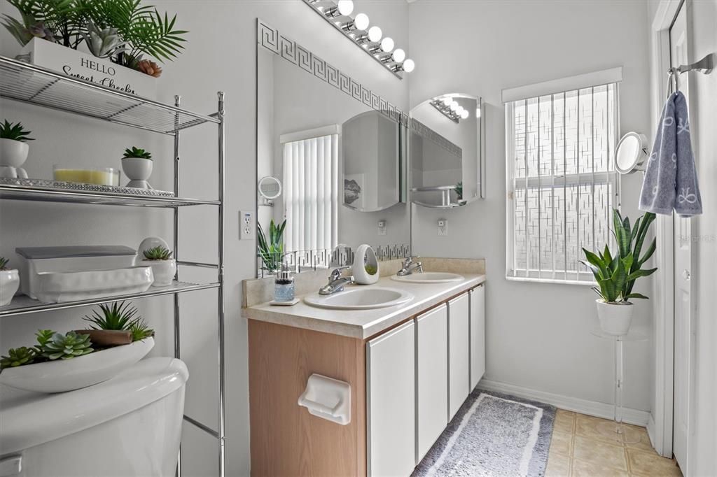 合同活跃: $289,900 (2 贝兹, 2 浴室, 1530 平方英尺)