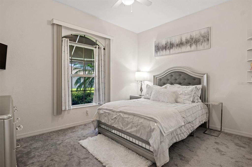 合同活跃: $289,900 (2 贝兹, 2 浴室, 1530 平方英尺)