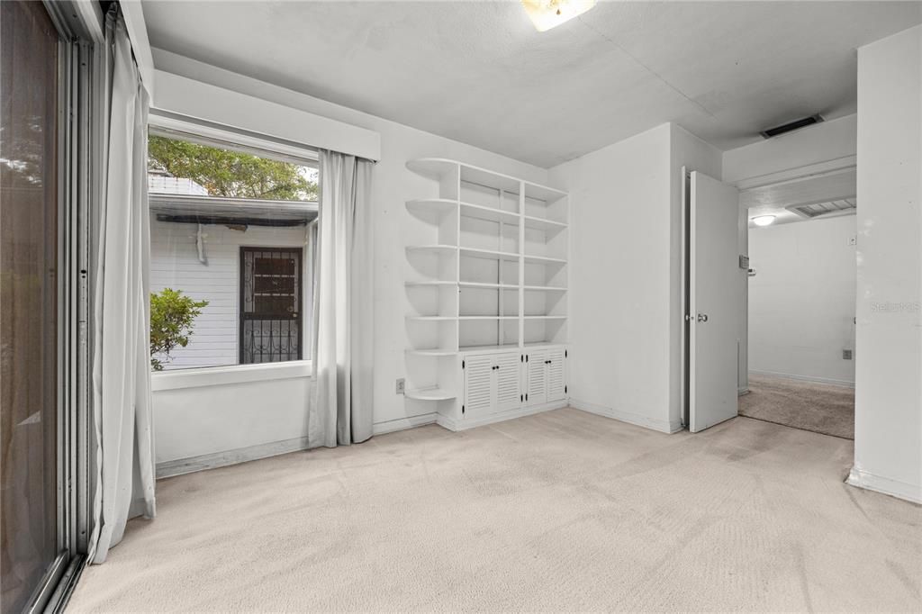 合同活跃: $435,000 (4 贝兹, 2 浴室, 1990 平方英尺)