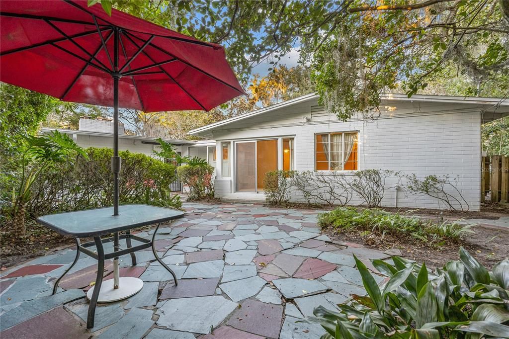 合同活跃: $435,000 (4 贝兹, 2 浴室, 1990 平方英尺)