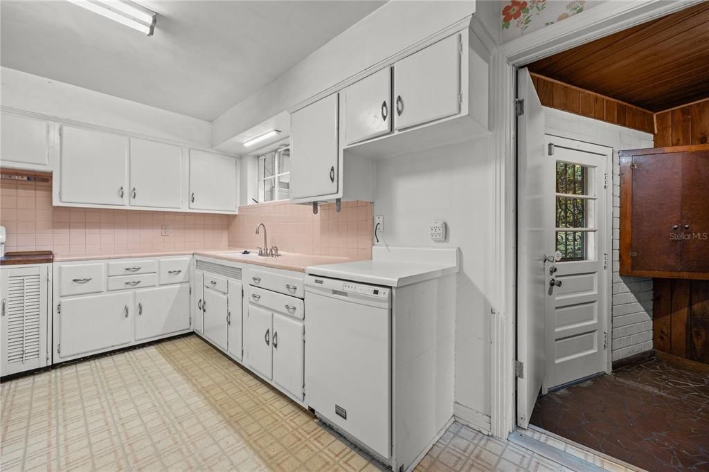 合同活跃: $435,000 (4 贝兹, 2 浴室, 1990 平方英尺)