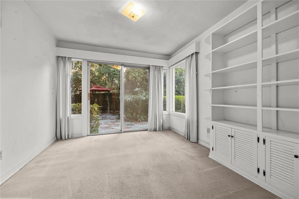 合同活跃: $435,000 (4 贝兹, 2 浴室, 1990 平方英尺)