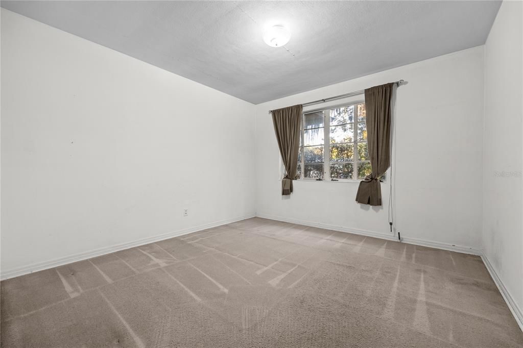 合同活跃: $435,000 (4 贝兹, 2 浴室, 1990 平方英尺)