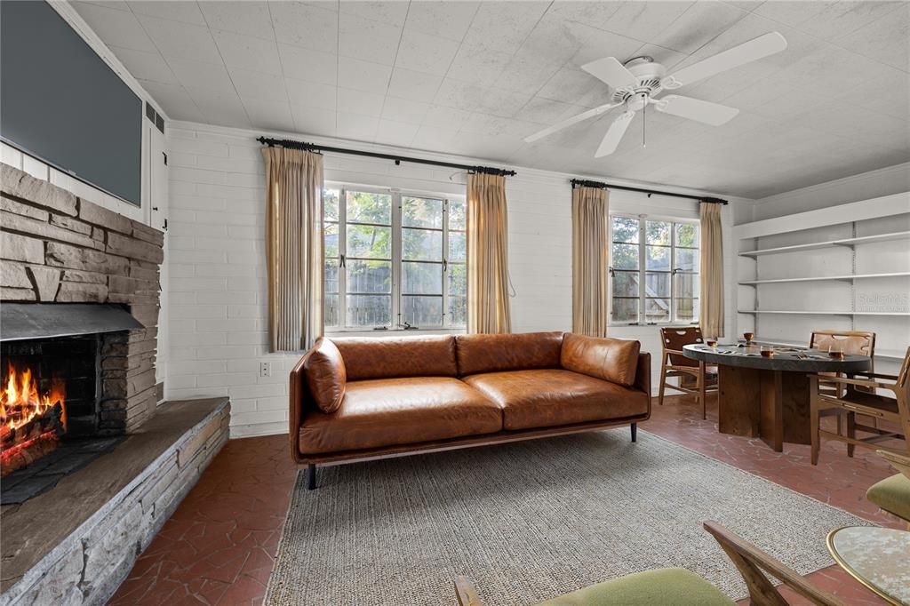 合同活跃: $435,000 (4 贝兹, 2 浴室, 1990 平方英尺)