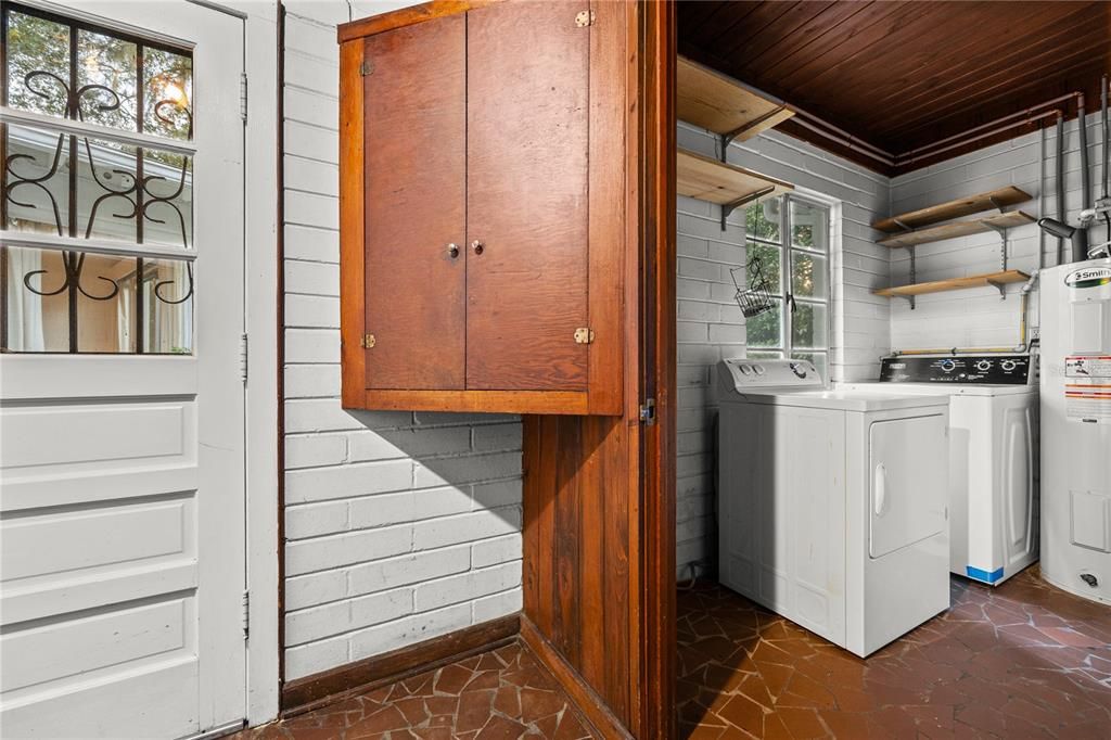 合同活跃: $435,000 (4 贝兹, 2 浴室, 1990 平方英尺)