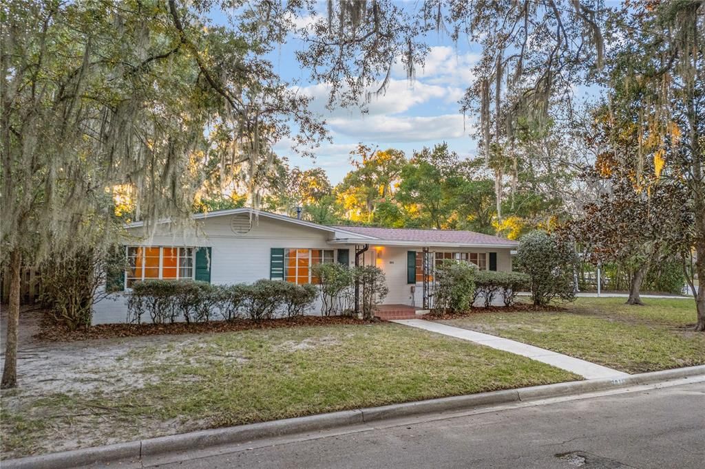 合同活跃: $435,000 (4 贝兹, 2 浴室, 1990 平方英尺)