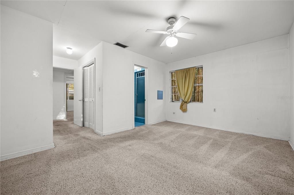 合同活跃: $435,000 (4 贝兹, 2 浴室, 1990 平方英尺)