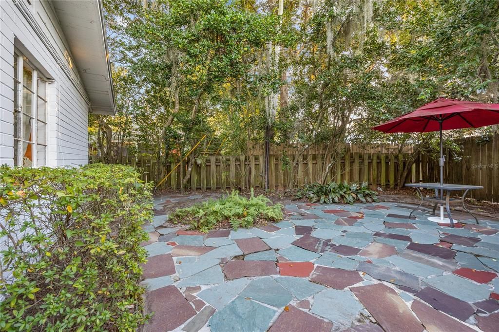 合同活跃: $435,000 (4 贝兹, 2 浴室, 1990 平方英尺)