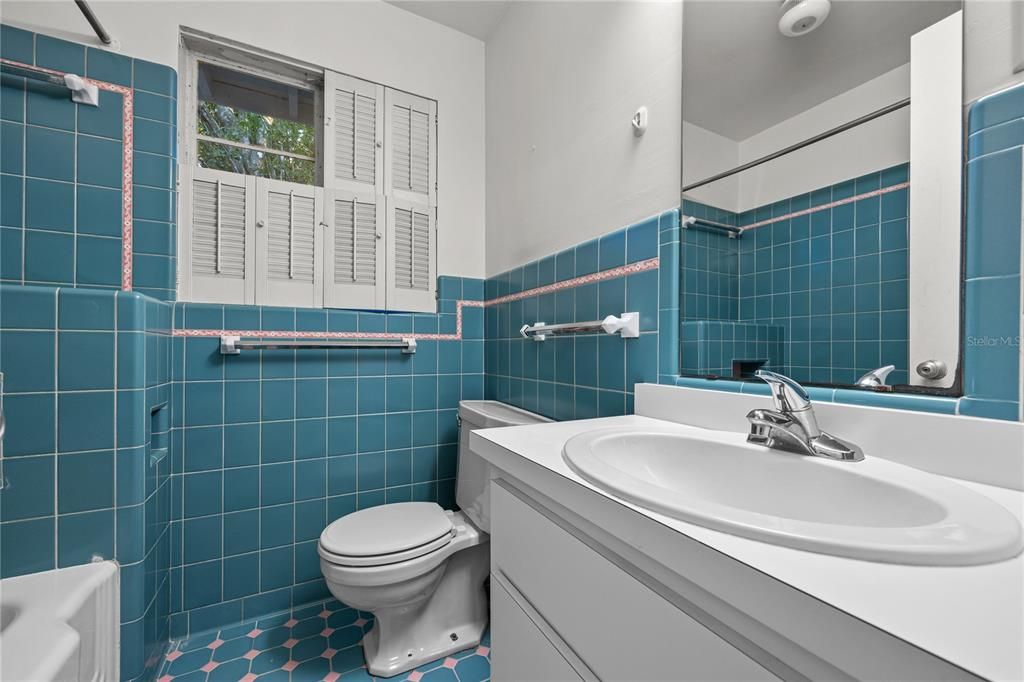 合同活跃: $435,000 (4 贝兹, 2 浴室, 1990 平方英尺)