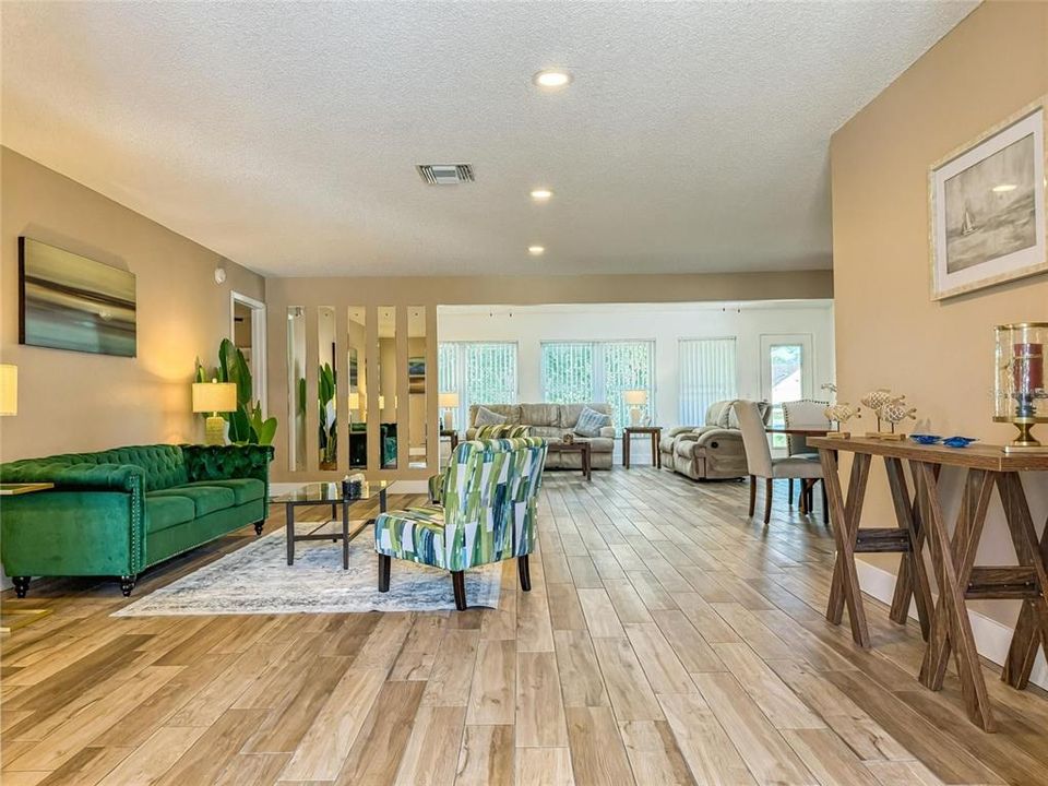 待售: $360,000 (2 贝兹, 2 浴室, 1810 平方英尺)