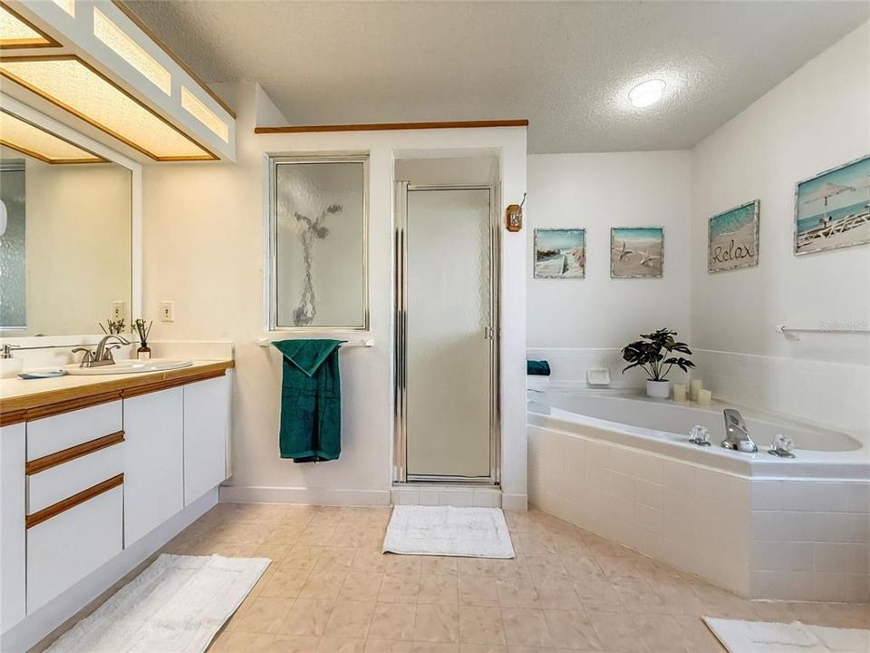 待售: $360,000 (2 贝兹, 2 浴室, 1810 平方英尺)