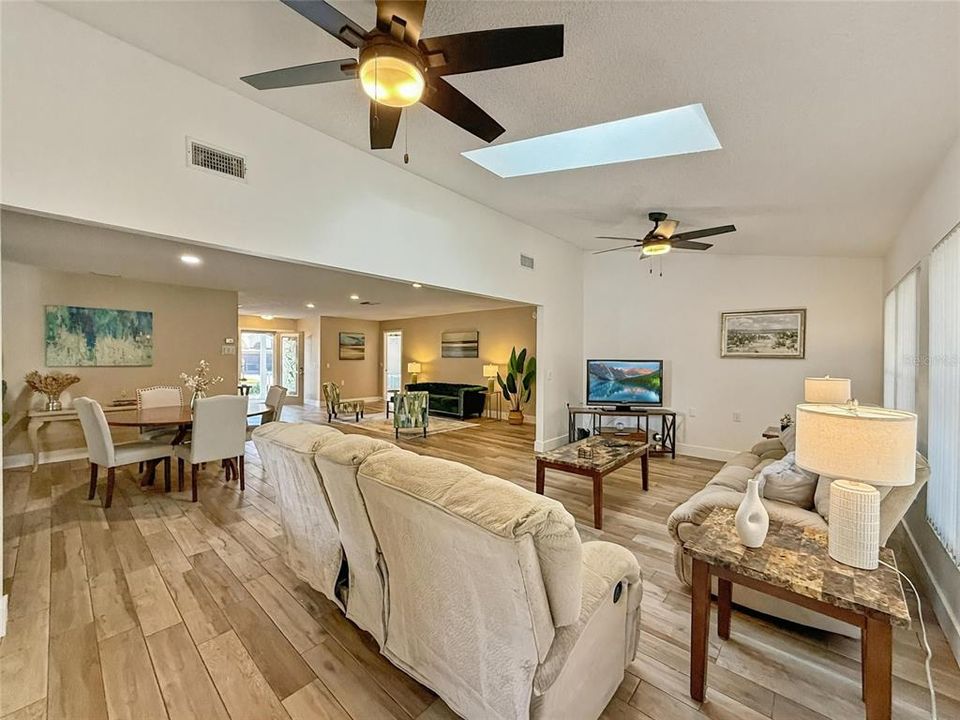 待售: $360,000 (2 贝兹, 2 浴室, 1810 平方英尺)