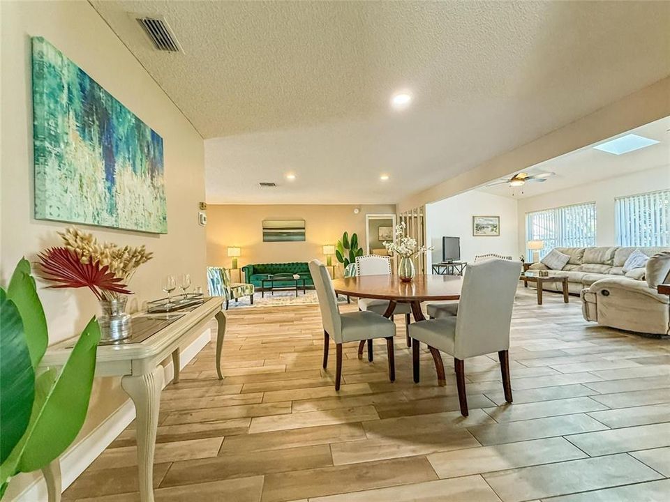 待售: $360,000 (2 贝兹, 2 浴室, 1810 平方英尺)