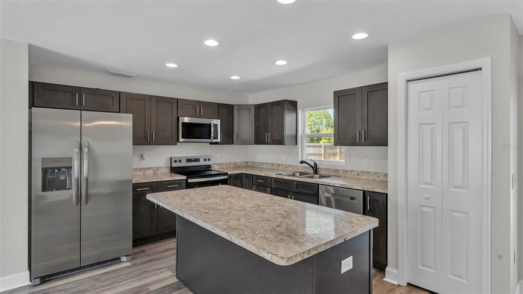 Activo con contrato: $279,900 (3 camas, 2 baños, 1501 Pies cuadrados)