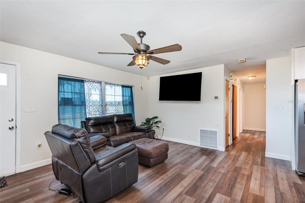 待售: $359,000 (3 贝兹, 2 浴室, 1360 平方英尺)