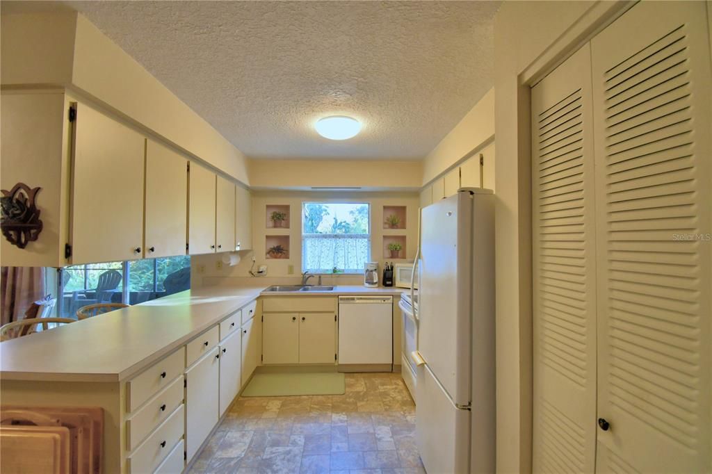 待售: $285,000 (2 贝兹, 2 浴室, 1858 平方英尺)