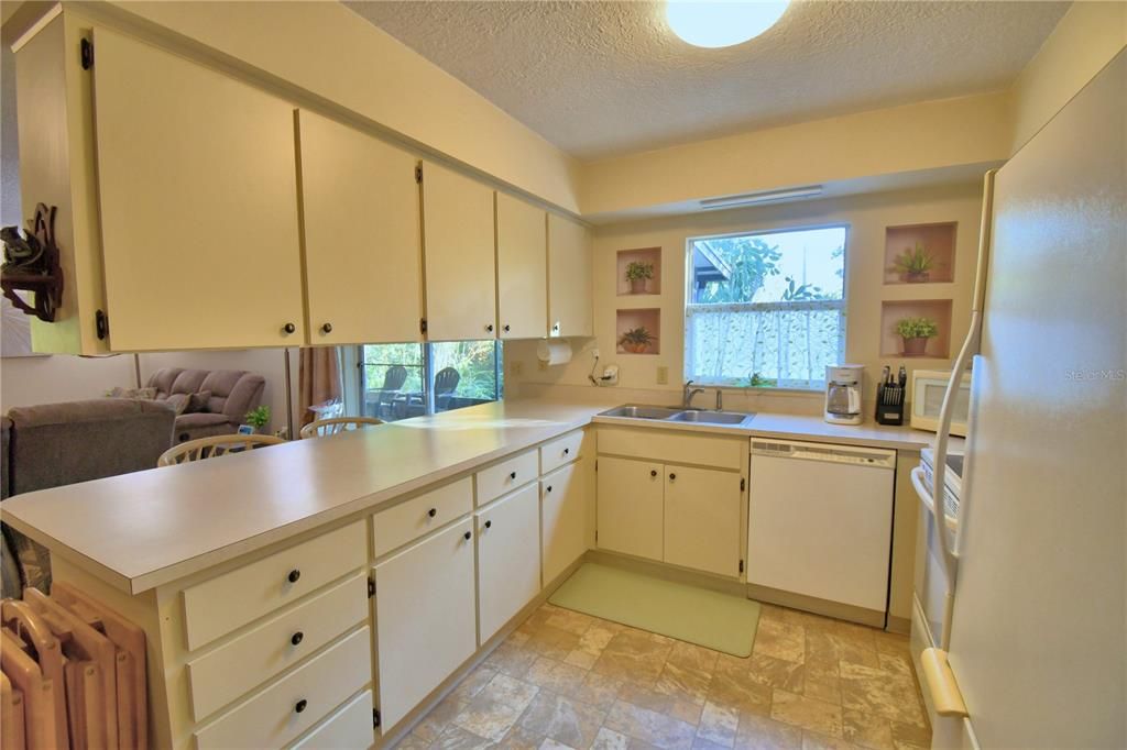 待售: $285,000 (2 贝兹, 2 浴室, 1858 平方英尺)