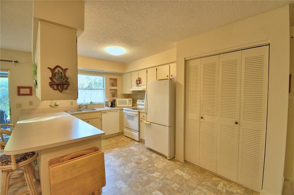 待售: $285,000 (2 贝兹, 2 浴室, 1858 平方英尺)