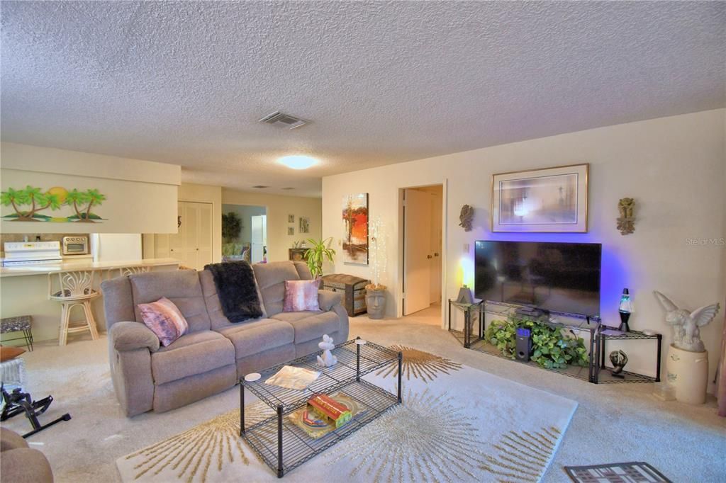 待售: $285,000 (2 贝兹, 2 浴室, 1858 平方英尺)