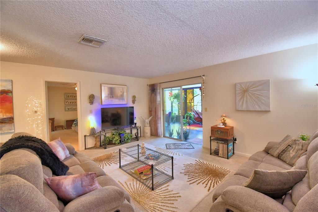 待售: $285,000 (2 贝兹, 2 浴室, 1858 平方英尺)