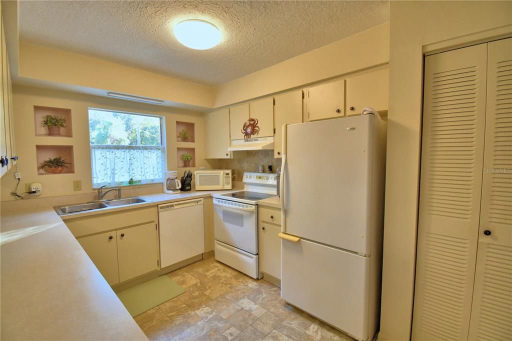 待售: $285,000 (2 贝兹, 2 浴室, 1858 平方英尺)