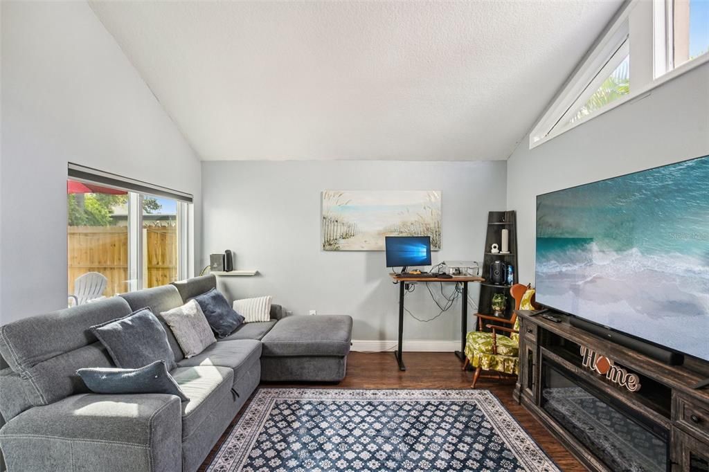 На продажу: $225,000 (2 спален, 2 ванн, 1056 Квадратных фут)