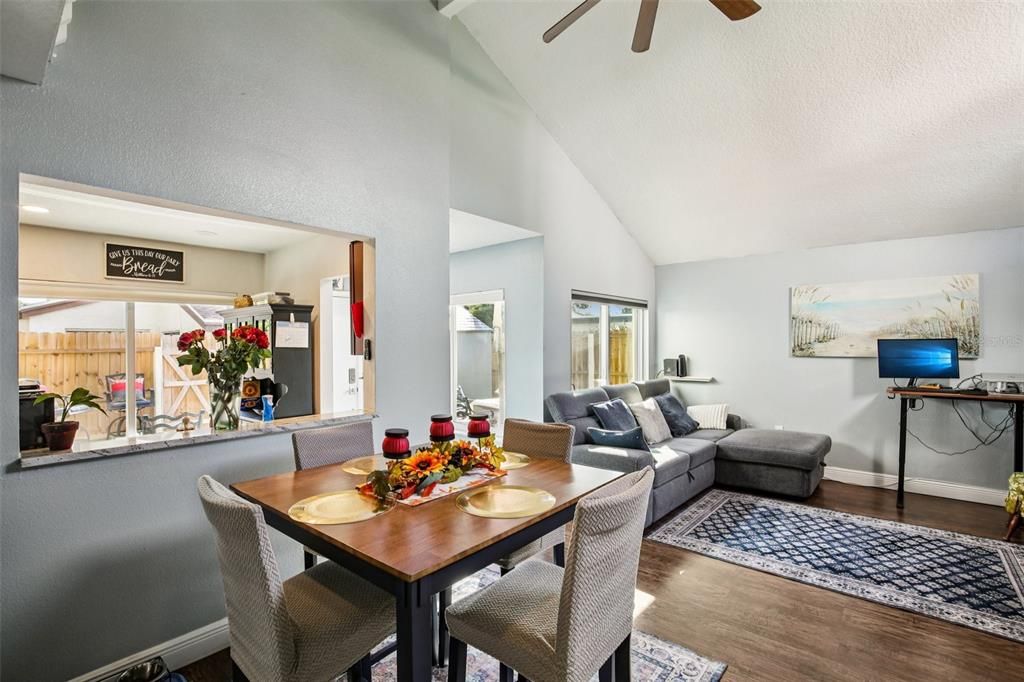 На продажу: $225,000 (2 спален, 2 ванн, 1056 Квадратных фут)