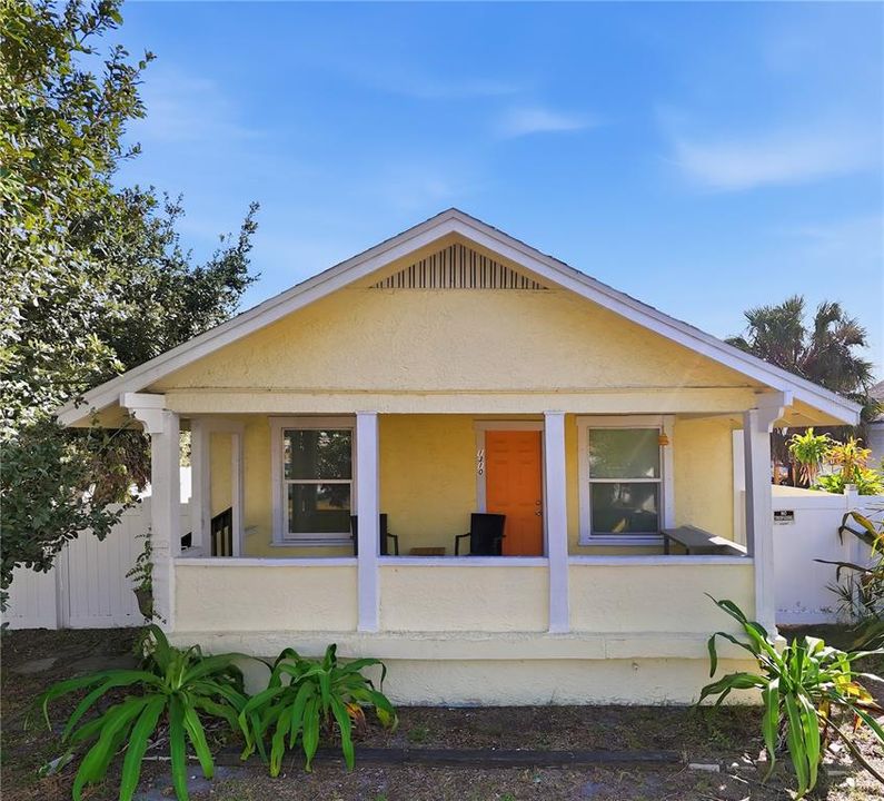 For Rent: $2,200 (2 beds, 2 baths, 840 Square Feet)