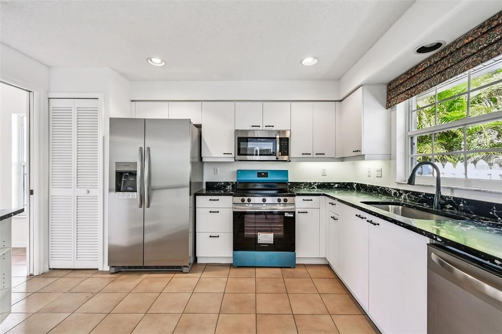 Под контрактом: $229,997 (3 спален, 2 ванн, 1601 Квадратных фут)