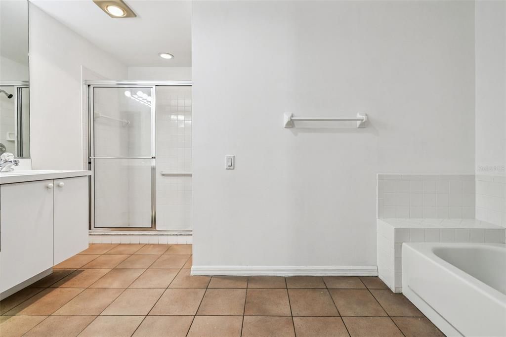 Под контрактом: $229,997 (3 спален, 2 ванн, 1601 Квадратных фут)